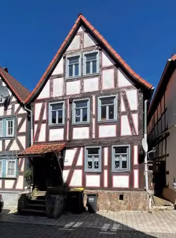 Zwangsversteigerung Einfamilienhaus in Schotten – Straßenseitige Giebelansicht des historischen Fachwerkhauses von Südwesten.