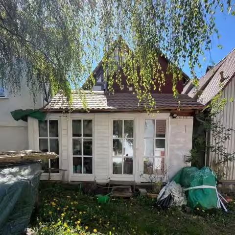 Zwangsversteigerung Einfamilienhaus in Schotten – Rückwärtiger eingeschossiger Mauerwerksanbau an der Gartenseite.
