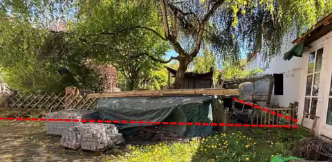 Zwangsversteigerung Einfamilienhaus in Schotten – Gesamtansicht des separaten Gartengrundstücks mit baufälligen Aufbauten.