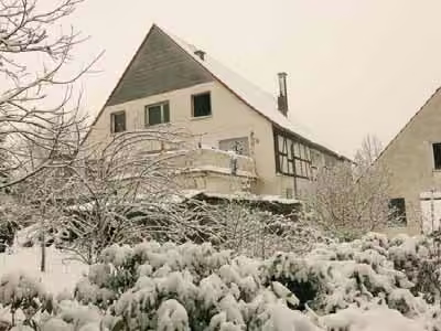 Zwangsversteigerung Zweifamilienhaus in Bad Driburg, Reelsen – Südseite mit Überdachung und dokumentierter starker Vermüllung im Hofbereich.