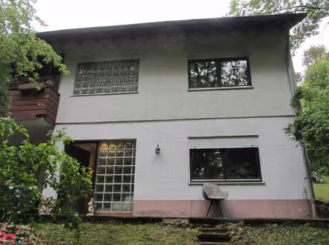 Zwangsversteigerung Einfamilienhaus in Erbach – Außenansicht Süd des Einfamilienhauses.