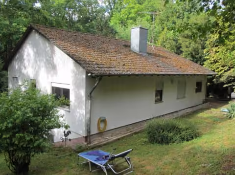 Zwangsversteigerung Einfamilienhaus in Erbach – Ansicht Nordost des Gebäudes mit Gartenfläche.
