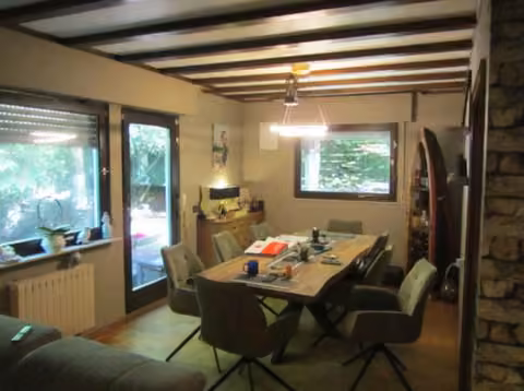 Zwangsversteigerung Einfamilienhaus in Erbach – Wohnzimmer im Erdgeschoss mit Essbereich.