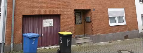 Zwangsversteigerung Reihenhaus in Kerpen, Kerpen-Stadt – Rückseitige Gartenfassade mit verputzten Wänden
