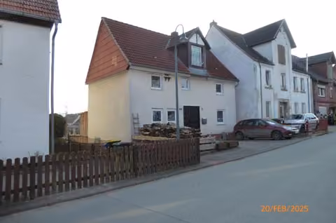 Zwangsversteigerung Einfamilienhaus in Volkmarsen, Külte – Straßenansicht des freistehenden Wohnhauses mit überdachter Terrasse und Einfriedung.