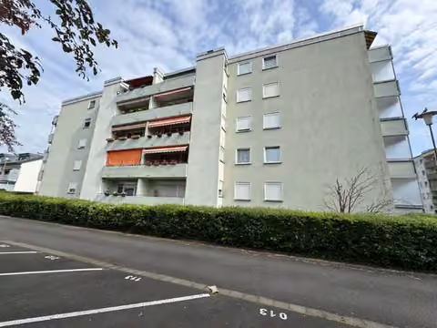 Zwangsversteigerung Eigentumswohnung in Maintal, Bischofsheim – Balkonfront des Mehrfamilienhauses.