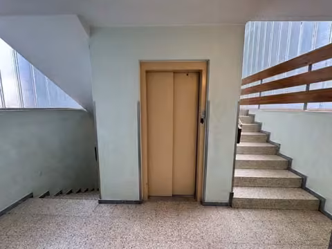 Zwangsversteigerung Eigentumswohnung in Maintal, Bischofsheim – Gemeinschaftliches Treppenhaus mit Zugang zum Personenaufzug.