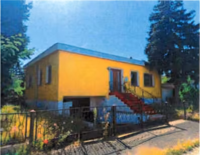 Zwangsversteigerung Einfamilienhaus in Biederitz, Heyrothsberge – Nordost-Ansicht des Einfamilienhauses mit Hauseingang und Treppe.
