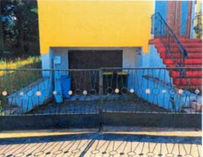 Zwangsversteigerung Einfamilienhaus in Biederitz, Heyrothsberge – Zufahrt zur integrierten Garage im Kellergeschoss mit Toranlage.