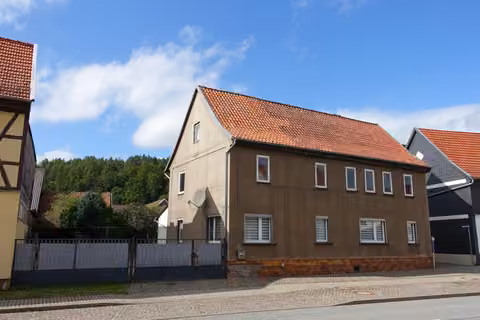 Zwangsversteigerung Einfamilienhaus in Harztor, Niedersachswerfen – Vorderansicht des Wohnhauses von der Straße aus
