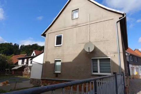 Zwangsversteigerung Einfamilienhaus in Harztor, Niedersachswerfen – Straßenansicht und Giebelseite des Gebäudes