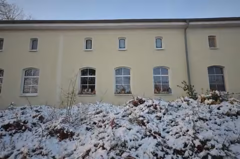 Zwangsversteigerung Reihenhaus in Temnitztal, Vichel – Gartenansicht mit rückwärtigem Freisitz und Gartenfläche.