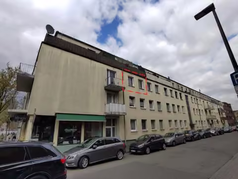 Zwangsversteigerung Eigentumswohnung in Krefeld, Mitte – Straßenseitige Ansicht des Wohngebäudes Gartenstraße 21 mit Markierung der Wohnung.