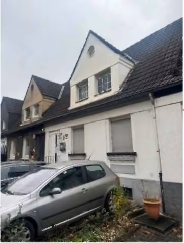 Zwangsversteigerung Reihenhaus in Lünen, Horstmar – Vorderansicht des Reihenmittelhauses mit Eingangsbereich und Gaube.