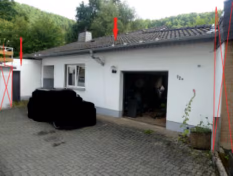 Zwangsversteigerung Einfamilienhaus in Schleiden, Olef – Außenansicht des Wohnhauses mit Zufahrtsbereich und Eingang.