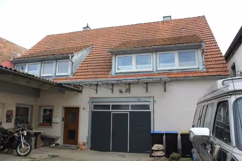 Zwangsversteigerung Einfamilienhaus in Ebermannstadt, Breitenbach – Ansicht des Mittelhauses im Hofbereich.