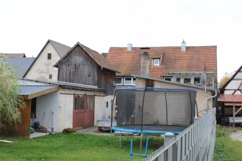 Zwangsversteigerung Einfamilienhaus in Ebermannstadt, Breitenbach – Hinterhaus mit Nebengebäude links auf dem Grundstück.