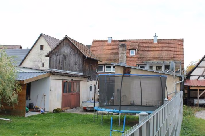 Zwangsversteigerung Einfamilienhaus in Ebermannstadt, Breitenbach – Hinterhaus mit Nebengebäude links auf dem Grundstück.