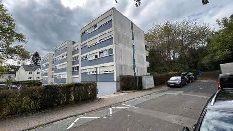 Zwangsversteigerung Eigentumswohnung in Kelkheim (Taunus) – Seitenansicht des Wohngebäudes