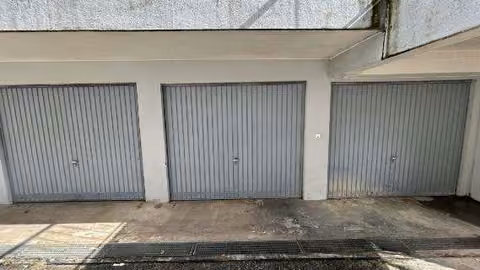 Zwangsversteigerung Eigentumswohnung in Kelkheim (Taunus) – Garagentor der bewerteten Garage Nr. 38
