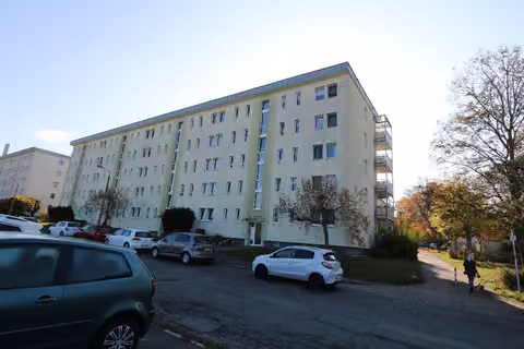 Zwangsversteigerung Eigentumswohnung in Zwickau, Eckersbach – Nord-West-Ansicht des Mehrfamilienhausblocks mit Zugangsseite.
