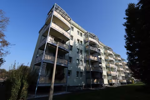 Zwangsversteigerung Eigentumswohnung in Zwickau, Eckersbach – Süd-West-Ansicht mit Balkonfronten und gärtnerisch angelegten Außenanlagen.