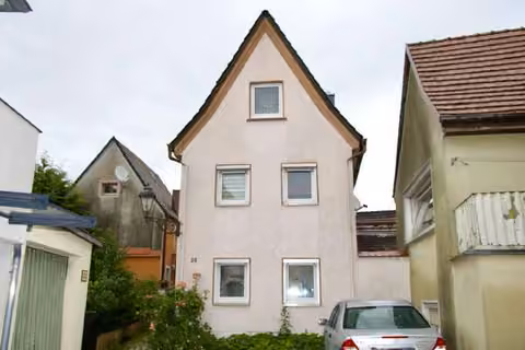 Zwangsversteigerung Einfamilienhaus in Lauingen – Straßenseitige Außenansicht des zweigeschossigen Wohnhauses in der Zenettistraße.
