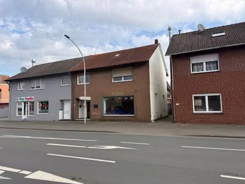 Zwangsversteigerung Wohn-/Geschäftshaus in Borken – Straßenansicht des Wohn- und Geschäftshauses mit Klinkerfassade