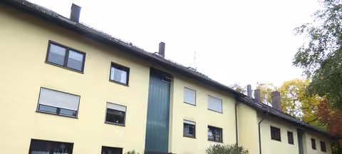 Zwangsversteigerung Eigentumswohnung in Bayreuth – Außenansicht des Mehrfamilienhauses Tristanstraße 6 a, 6 b mit straßenseitiger Fassade.