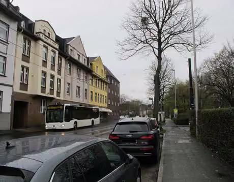 Zwangsversteigerung in Düsseldorf, Unterrath – Hofbereich mit Einfriedung und Zugangstor.