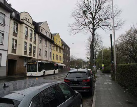 Zwangsversteigerung in Düsseldorf, Unterrath – Hofbereich mit Einfriedung und Zugangstor.