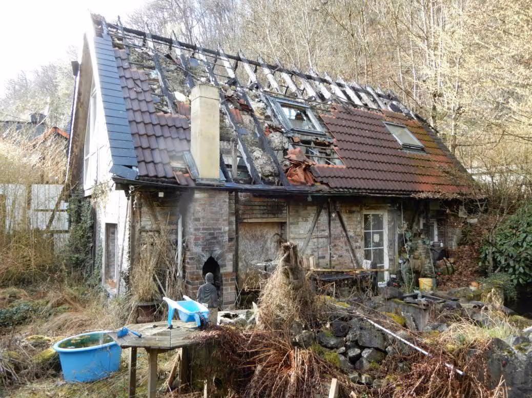 Zwangsversteigerung Zweifamilienhaus in Remscheid, Cronenberg – Brandruine Gebäude A mit zerstörtem Dachstuhl.