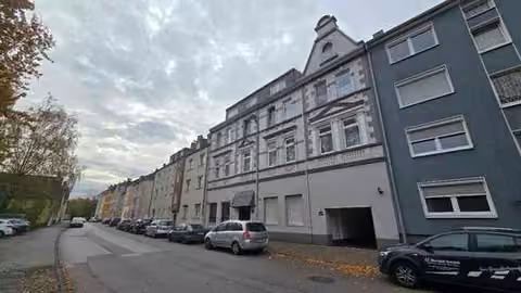 Zwangsversteigerung Eigentumswohnung in Gelsenkirchen, Schalke – Straßenseitige Außenansicht des Mehrfamilienhauses Wilhelminenstraße.