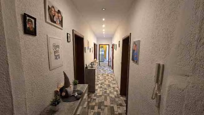 Zwangsversteigerung Eigentumswohnung in Gelsenkirchen, Schalke – Blick in die zentrale Erschließungsdiele der Wohnung.