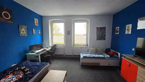 Zwangsversteigerung Eigentumswohnung in Gelsenkirchen, Schalke – Zimmer der Wohnung mit Fenster zur Straße.