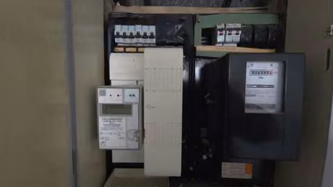 Zwangsversteigerung Nebenraum in Gelsenkirchen, Schalke – Treppenhauspodest im Dachgeschoss mit Zugangstür zum bewerteten Spitzbodenraum.