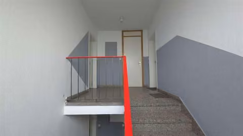 Zwangsversteigerung Nebenraum in Gelsenkirchen, Schalke – Bauschäden und zerstörte Bauteile im Bereich des Hauseingangs.