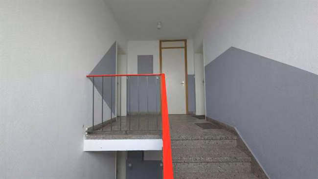 Zwangsversteigerung Nebenraum in Gelsenkirchen, Schalke – Bauschäden und zerstörte Bauteile im Bereich des Hauseingangs.