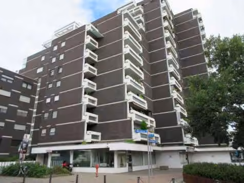 Zwangsversteigerung Eigentumswohnung in Ludwigshafen am Rhein, West – Außenansicht des Mehrfamilienhauses Waltraudenstraße 14 mit Kennzeichnung der Wohnung.