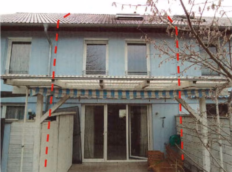 Zwangsversteigerung Reihenhaus in Jockgrim – Gartenseite mit überdachter Terrasse des Reihenmittelhauses.