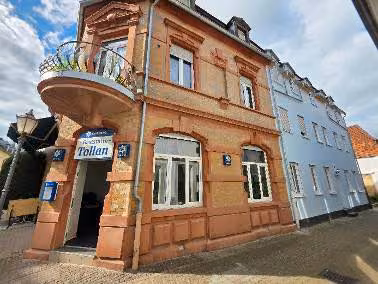 Zwangsversteigerung Wohn-/Geschäftshaus in Bad Bergzabern – Straßenansicht der Marktstraße mit verkehrsberuhigtem Bereich.