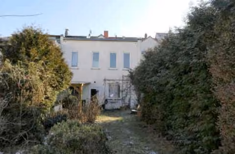 Zwangsversteigerung Wohn-/Geschäftshaus in Erfurt, Ilversgehofen – Gartenseitige Fassade des Hinterhauses mit Grünbereich.