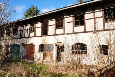 Zwangsversteigerung in Sömmerda, Schillingstedt – Südansicht des zweigeschossigen Nebengebäudes mit Fachwerkobergeschoss.