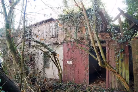 Zwangsversteigerung in Sömmerda, Schillingstedt – Teilweise eingestürzter ostseitiger Anbau an der Scheune.