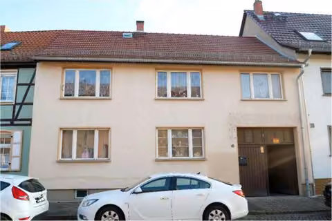 Zwangsversteigerung Einfamilienhaus in Gebesee – Straßenseitige Nordansicht des Einfamilienhauses mit Torfahrt in der Bahnstraße.