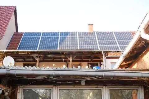 Zwangsversteigerung Einfamilienhaus in Gebesee – Südansicht des Wohnhauses mit Photovoltaikanlage auf dem Satteldach.