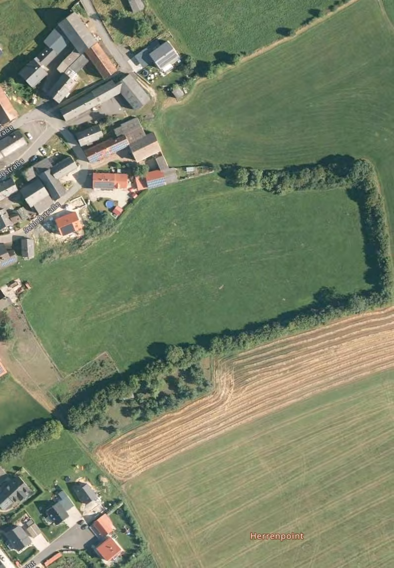 Zwangsversteigerung Landwirtschaft in Kirchenthumbach, Thurndorf – Luftbild des Grundstücks Flurstück 141 mit Grenzmarkierung.