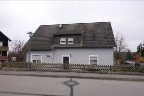Zwangsversteigerung Zweifamilienhaus in Burglengenfeld, Wölland – Außenansicht des Zweifamilienhauses aus südöstlicher Richtung von der Straße.