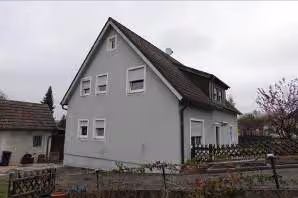 Zwangsversteigerung Zweifamilienhaus in Burglengenfeld, Wölland – Seitenansicht des Zweifamilienhauses aus südlicher Richtung.