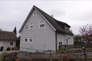 Zwangsversteigerung Zweifamilienhaus in Burglengenfeld, Wölland – Seitenansicht des Zweifamilienhauses aus südlicher Richtung.